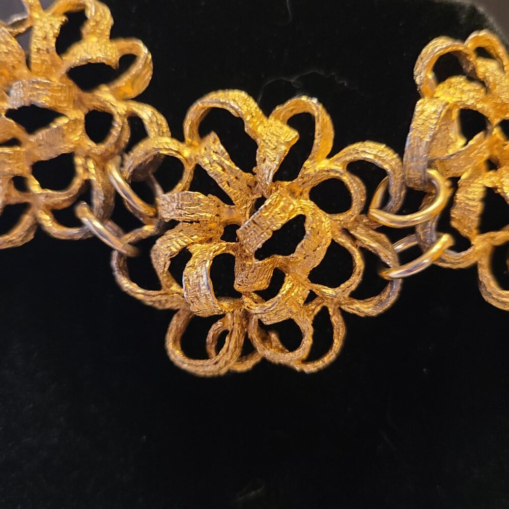 Vintage gold-tone bold medallion statement necklace - Picture 3 of 11